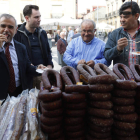 El ambiente se empieza a notar en la plaza Mayor, donde las autoridades socialistas locales y provinciales inauguran la feria que se extenderá hasta el domingo. RAMIRO