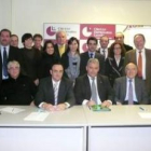 Abel Ángel Macías y Aureliano Fernández (cuarto y quinto izquierda) con la directiva del CEL.