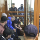 El checheno Zaúr Dadáyev, principal acusado de asesinar el pasado 27 de febrero al opositor ruso Borís Nemtsov, observa al resto de acusados.
