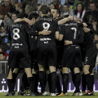 Los jugadores de la Ponferradina celebran su primer gol.