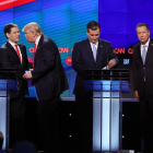 Trump saluda a Rubio (izquierda) al final del debate, junto a Ted Cruz y John Kasich, anoche en Florida.