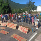 Los vecinos cortaron la carretera de acceso a Villablino con carteles reivindicativos. ARAUJO