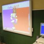 Josefa Gutiérrez muestra uno de los programas ideados por los maestros del García Yebra para sus alu