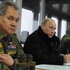 Vladimir Putin (centro) observa los ejercicios militares de las tropas rusas en Kirillovsky, en Leningrado.