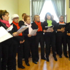 El coro de La Chaniecha actuó en el acto inaugural de las nuevas instalaciones del centro.