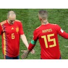 Andrés Iniesta, a la izquierda, que arrancó el partido como suplente, recibe el cariño del capitán Sergio Ramos tras caer eliminados del Mundial de Rusia. ABEDIN TAHERKENAREH