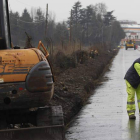 La senda va pegada a la carretera de Trobajo del Cerecedo, justo por encima de la canalización de Gas Natural.
