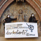 Dos activistas de Arran se han colgado de Santa Maria del Mar para protestar contra la ley aborto.
