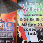Una mujer pasa frente a un cartel anunciador.