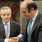 Emilio  Gutiérrez y Marcelino Oreja se saludan tras la firma del nuevo convenio de Feve.
