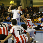 Mikel Aguirrezabalaga se eleva sobre los defensores del Puerto Sagunto durante el partido de ayer disputado en el Palacio. F. OTERO