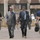 Dos miembros de seguridad  escoltan a dos empresarios en unas calles de Bagdad