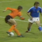 El legendario regate de Johan Cruyff al sueco Jan Olsson en el Mundial de 1974.