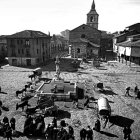 La plaza del Grano, hoy en el ojo del huracán, retratada como fue durante siglos, entre paisanos, carros y caballerías. MANUEL MARTÍN