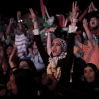 Palestinos escuchan el discurso del presidente de la ANP.