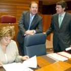 Herrera conversa con María Jesús Ruiz y Alfonso Fernández Mañueco, antes de dar comienzo el Pleno