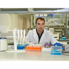 El bañezano Alberto Acedo, en su laboratorio. DL
