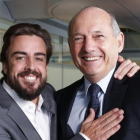 Fernando Alonso y Ron Dennis, en la sede de McLaren.