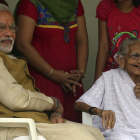 Modi recibe la bendición de su madre, Heeraben.