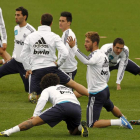 Ramos levanta la mano durante el entrenamiento del Madrid.