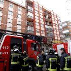 Los bomberos, en la intervención. MARCIANO PÉREZ