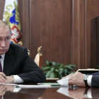 Vladimir Putin con su ministro de Defensa, Sergei Shoigu, durante la reunión mantenida en el Kremlin.