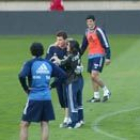 Una joven aficionada se lanzó a los brazos de Casillas durante los entrenamientos de ayer