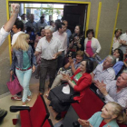 Pedro Sánchez levanta el brazo para saludar a los militantes reunidos en Pinilla.