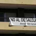 Una pancarta contra el desalojo puede verse estos días en el piso de Caracol en General Vives