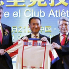 Wang Jianlin, presidente del grupo Wanda, sostiene una camiseta del Atlético de Madrid entre el director general, Miguel Ángel Gil, y el presidente, Enrique Cerezo, tras comprar un 20% del club por 45 millones de euros.