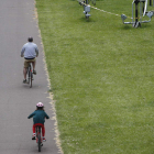 Dos leoneses en bici por el paseo del río. ARCHIVO