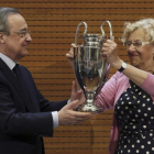 Florentino Pérez le entrega a Manuel Carmena, alcaldesa de Madrid, una réplica de la Champions.