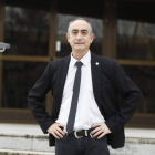 El profesor Jesús Seco, en la puerta de la Facultad de Ciencias de la Salud de León. MARCIANO PÉREZ