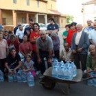 Un grupo de vecinos de Zuares del Páramo, tras recoger el agua embotellada el pasado sábado.