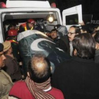 Expectación ante la llegada del cuerpo sin vida del gobernador a un hospital de Islamabad.
