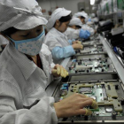Trabajadores en una planta de Foxconn en Shenzhen, China.