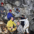 Miembros de la OJE, con el belén subterráneo bajo Cornatel.