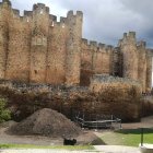 La actuación en el Castillo de Valencia de Don Juan ha comenzado en la parte este. DL