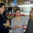 Las científica María Blasco en el laboratorio junto con otras dos investigadoras.