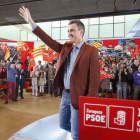 Pedro Sánchez ayer, en un acto público en apoyo a la candidata socialista a la Alcaldía de Zaragoza. JAVIER BELVER