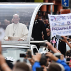 Paseo del Papa Francisco por las calles de Dublín en su papamóvil.