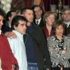 Elena Espinosa (a la derecha) asistió a la misa funeral por los fallecidos
