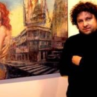 Martin Riwnyj posa ante una de sus obras expuestas en Sharon Art