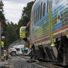 El tren arrastró el vehículo en el que viajaban los jóvenes durante 200 metros. ELISEO TRIGO