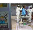 Control de radiactividad a un trabajador de la planta de Fukushima.