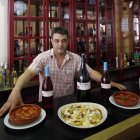 Javier Merino es el responsable de la Cafetería Gris especializada en tapas y raciones entre las que destacan los huevos estrellados.
