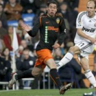 El centrocampista holandés Arjen Robben (d) y el defensa Raúl Albiol disputan un balón