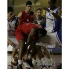 Barnes intenta coger el balón que se le escapa entre las piernas, acosado por Cortaberría y Onyekwe