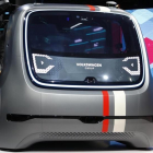 El consejero delegado de Volkswagen, Matthias Mueller, con uno de los nuevos vehículos eléctricos de la firma