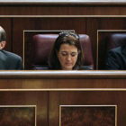 Los diputados socialistas, Alfredo Pérez Rubalcaba, Soraya Rodríguez y Eduardo Madin, esta mañana en el Congreso de los Diputados.